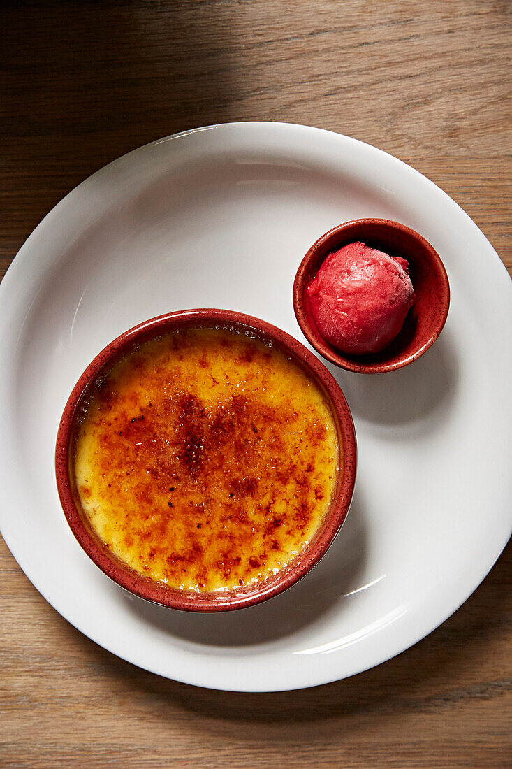 Creme Brulée mit Erdbeersorbet