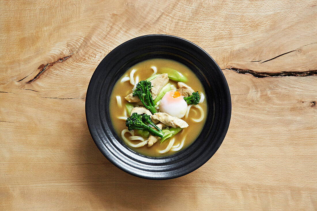 Ramen mit Udon-Nudeln, Hähnchen, Brokkoli und Frühlingszwiebeln