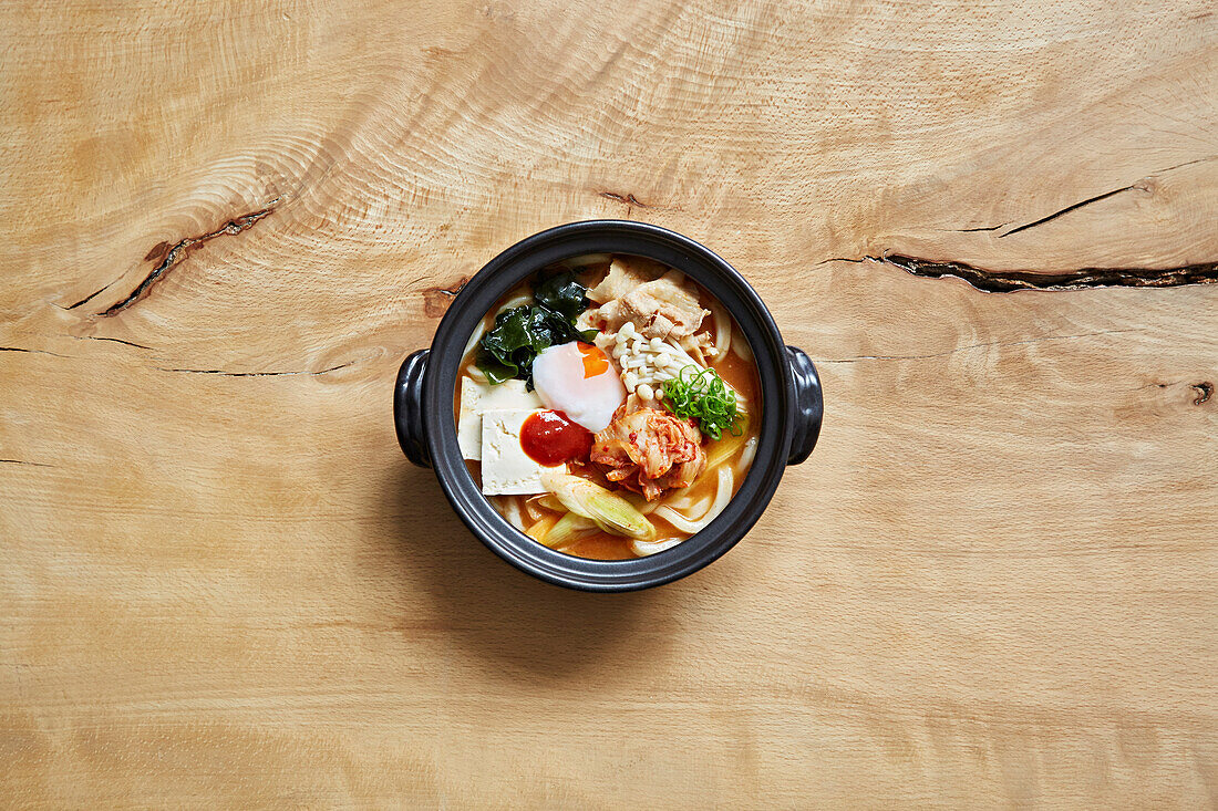 Ramen mit Udon-Nudeln, Kimchi, Hähnchen, Käse, Ei, Algen und Enoki-Pilzen