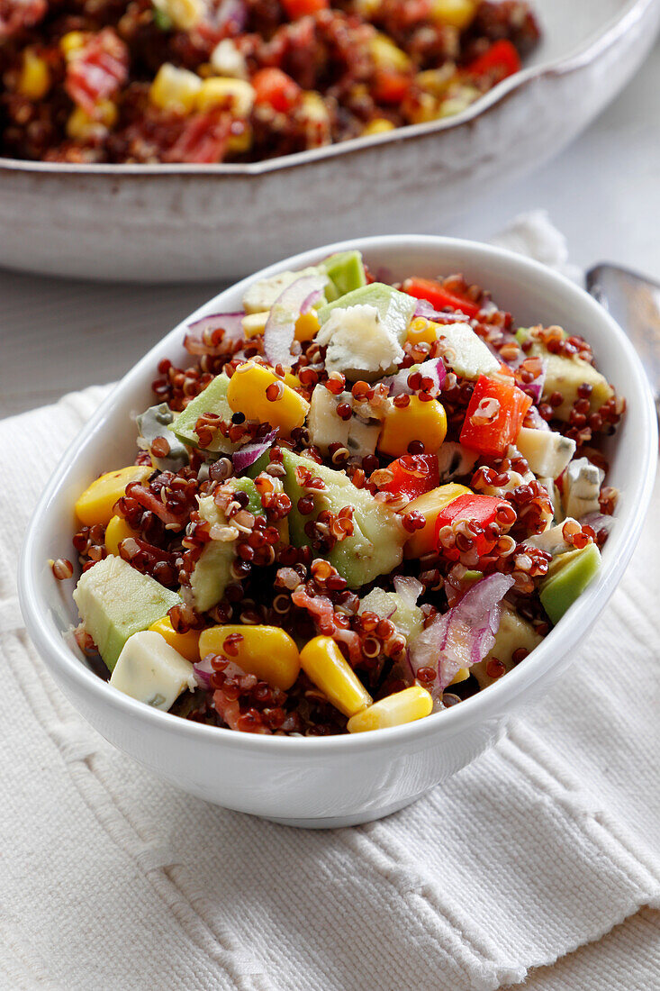 Gemüsesalat mit Quinoa und Blauschimmelkäse