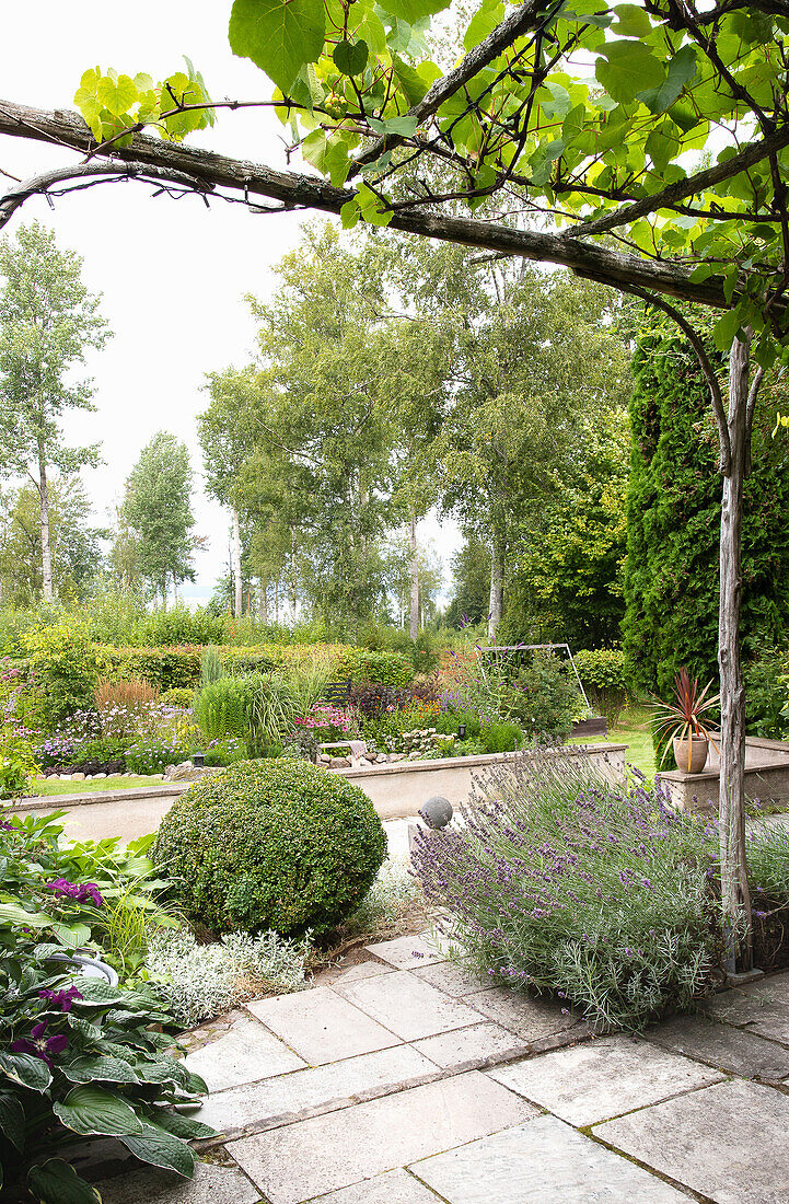 Gartenweg mit Pflastersteinen in gepflegtem Garten