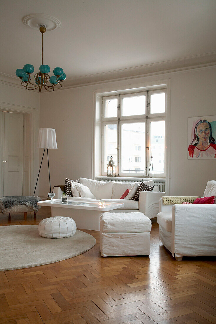 Weiße Polstermöbel im Wohnzimmer einer Stockholmer Wohnung des 20. Jahrhunderts