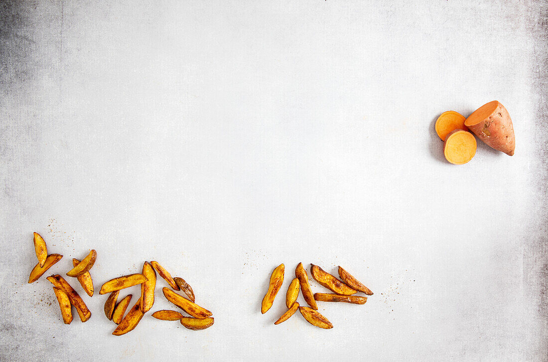 Selbstgemachte Pommes daneben Süßkartoffel