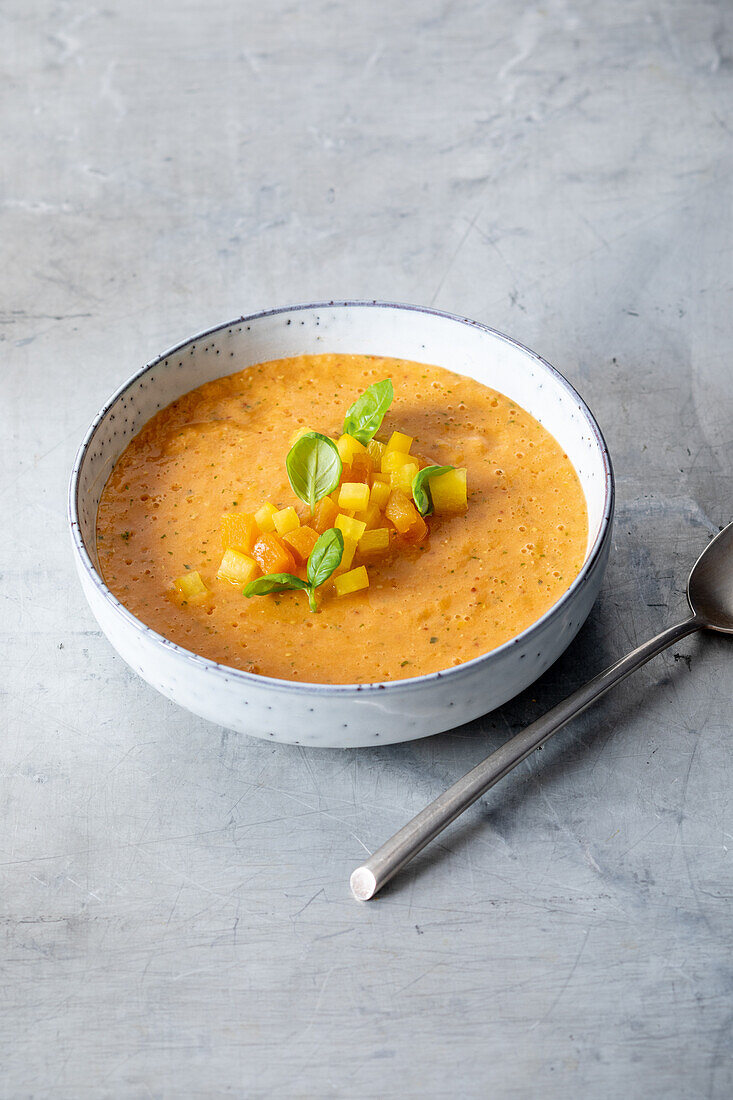 Kalte Tomatensuppe mit Paprika und Aprikosen