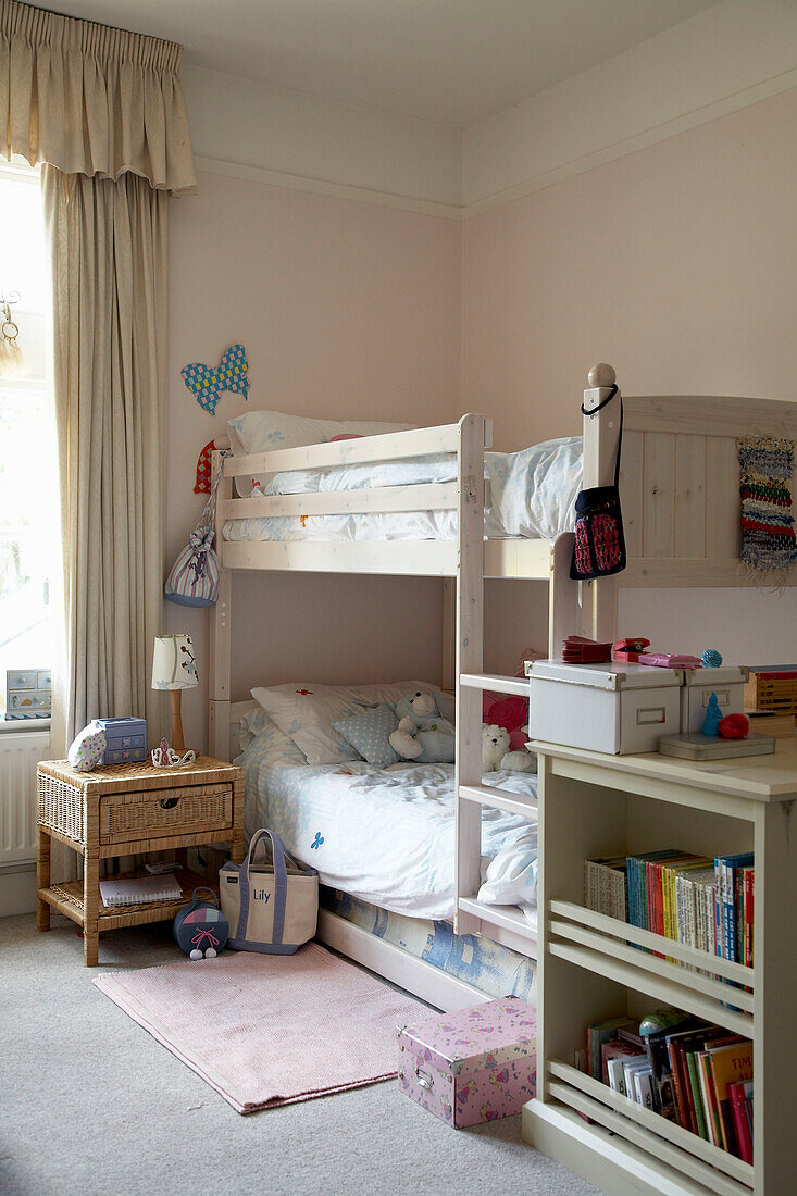 Etagenbetten und Aufbewahrungsregale im Kinderzimmer in Arundel, West Sussex