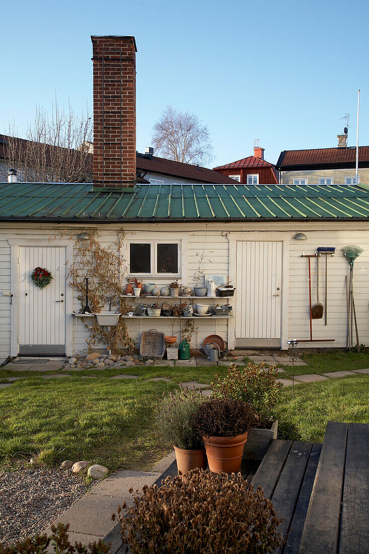 Bemaltes Gartenhaus in Mariefred, Schweden