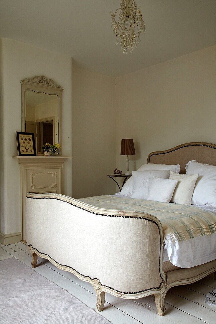 Doppelbett in einem Strandhaus in Norfolk, UK