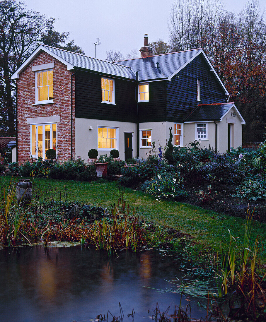 Außenansicht eines freistehenden Landhauses mit Garten