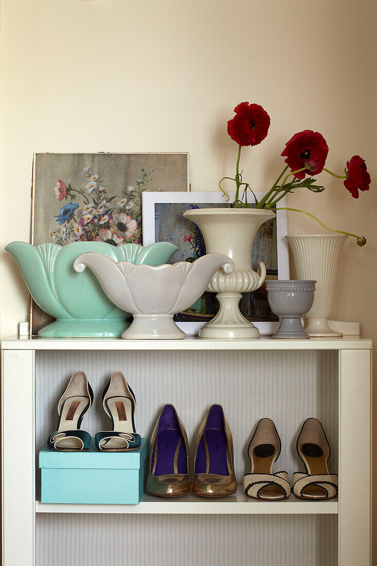 Hochhackige Schuhe, Schnittblumen, Vasen und Blumenbilder auf Regal in einem Haus in Lincolnshire, England, UK