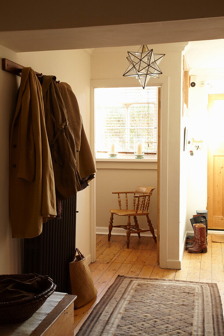 Sessel und Stiefel im Flur eines Hauses in Brighton, East Sussex, England, UK