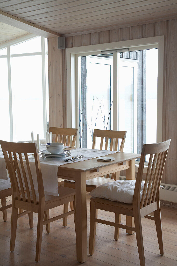 Zeitgenössischer Holztisch und Stühle in einem Esszimmer im Landhausstil