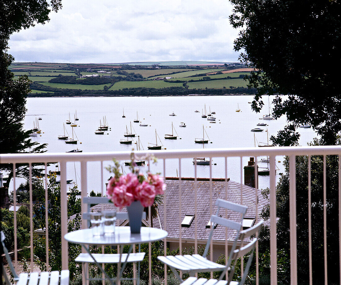 Blick vom Balkon aus auf Fluss und Landschaft