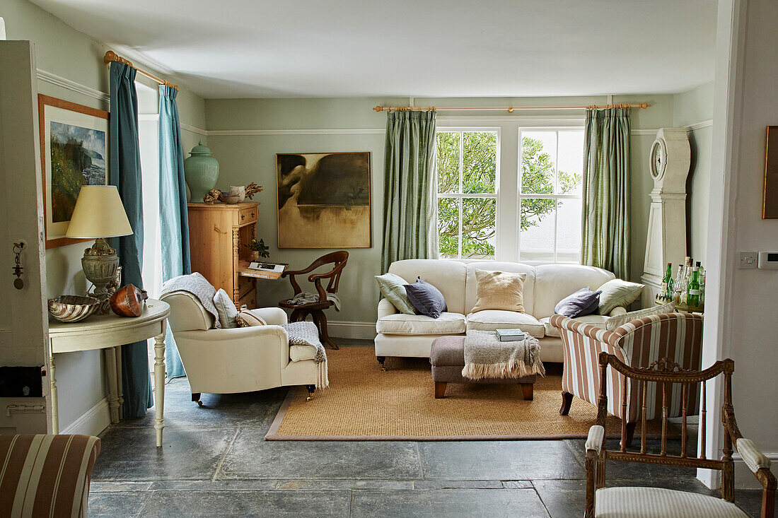 Weißes Sofa und Sessel in einem Strandhaus in Port Issac, Cornwall