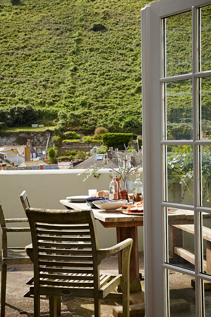 Tisch und Stühle auf der Terrasse eines Strandhauses in Port Issac, Cornwall