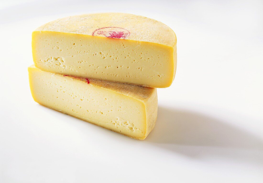 Zwei Hälften eines Käseleibes, Sorte: Bra Duro
