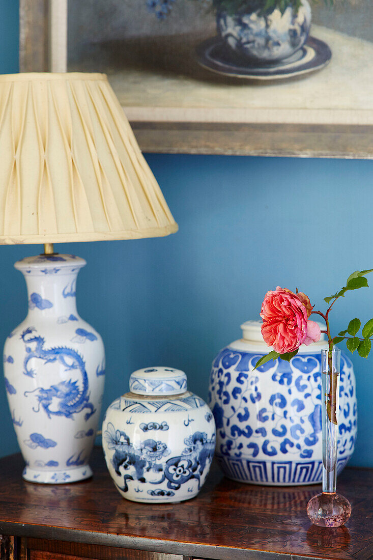 Blaues und weißes Porzellan im Haus einer Stoffdesignerin