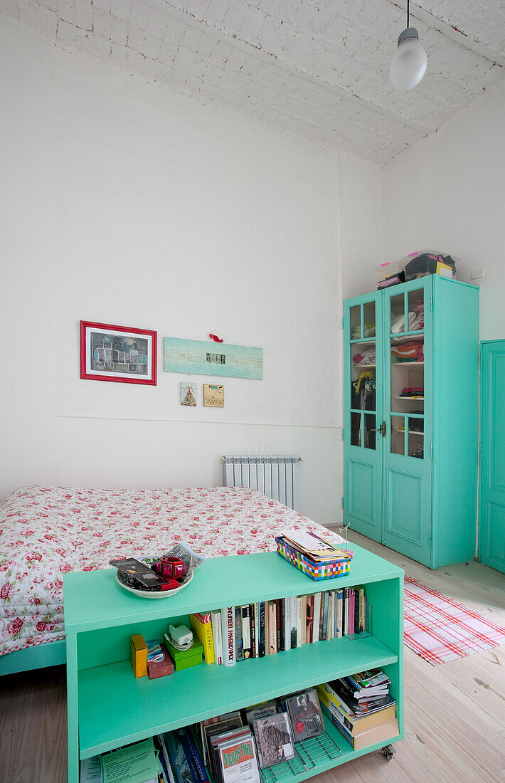 Einfaches Schlafzimmer in einer modernen Wohnung in Buenos Aires, Argentinien