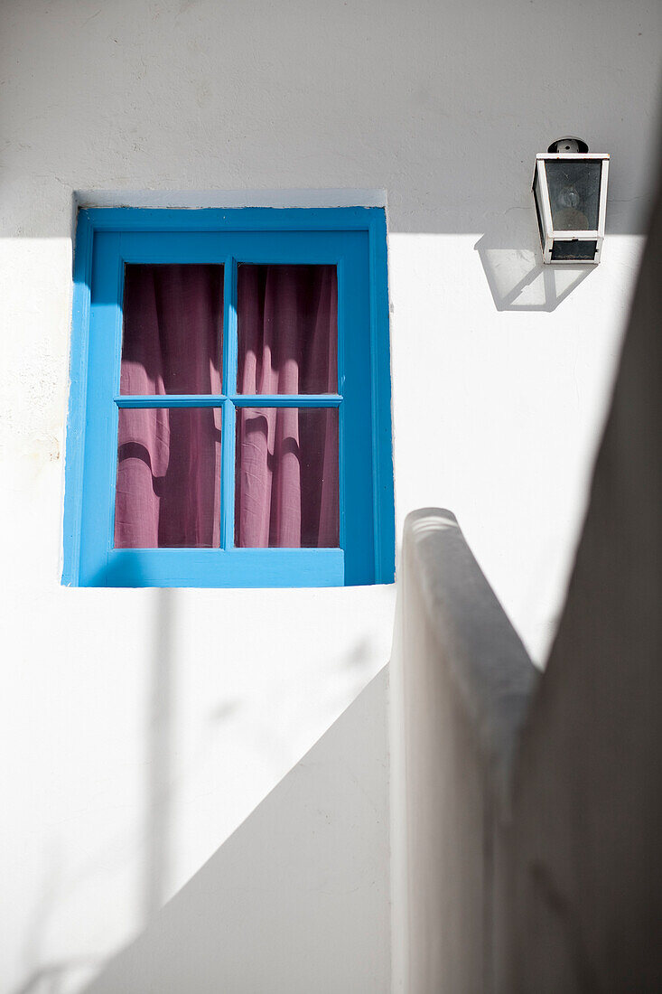 Kleines blau gestrichenes Fenster mit lila Vorhang, Buenos Aires, Argentinien