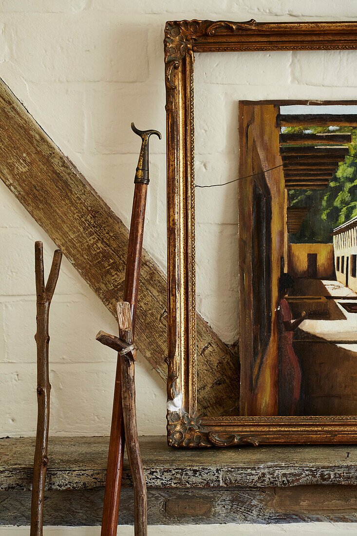 Bilderrahmen und Billardstöcke vor Wand mit original Holzbalken aus dem 17. Jahrhundert in einem Haus in Hampshire, England, UK