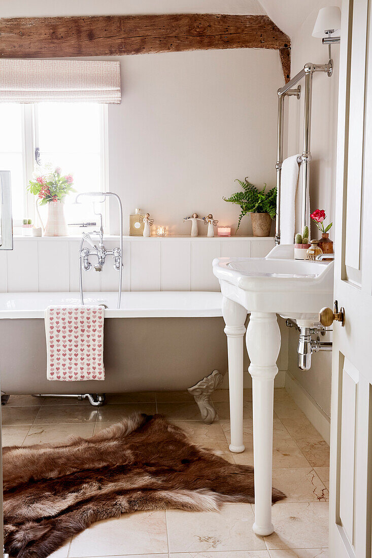 Fellteppich mit Rolltop-Badewanne und Konsolenwaschbecken in einem denkmalgeschützten Bauernhaus (Grade II) in Kent, Großbritannien