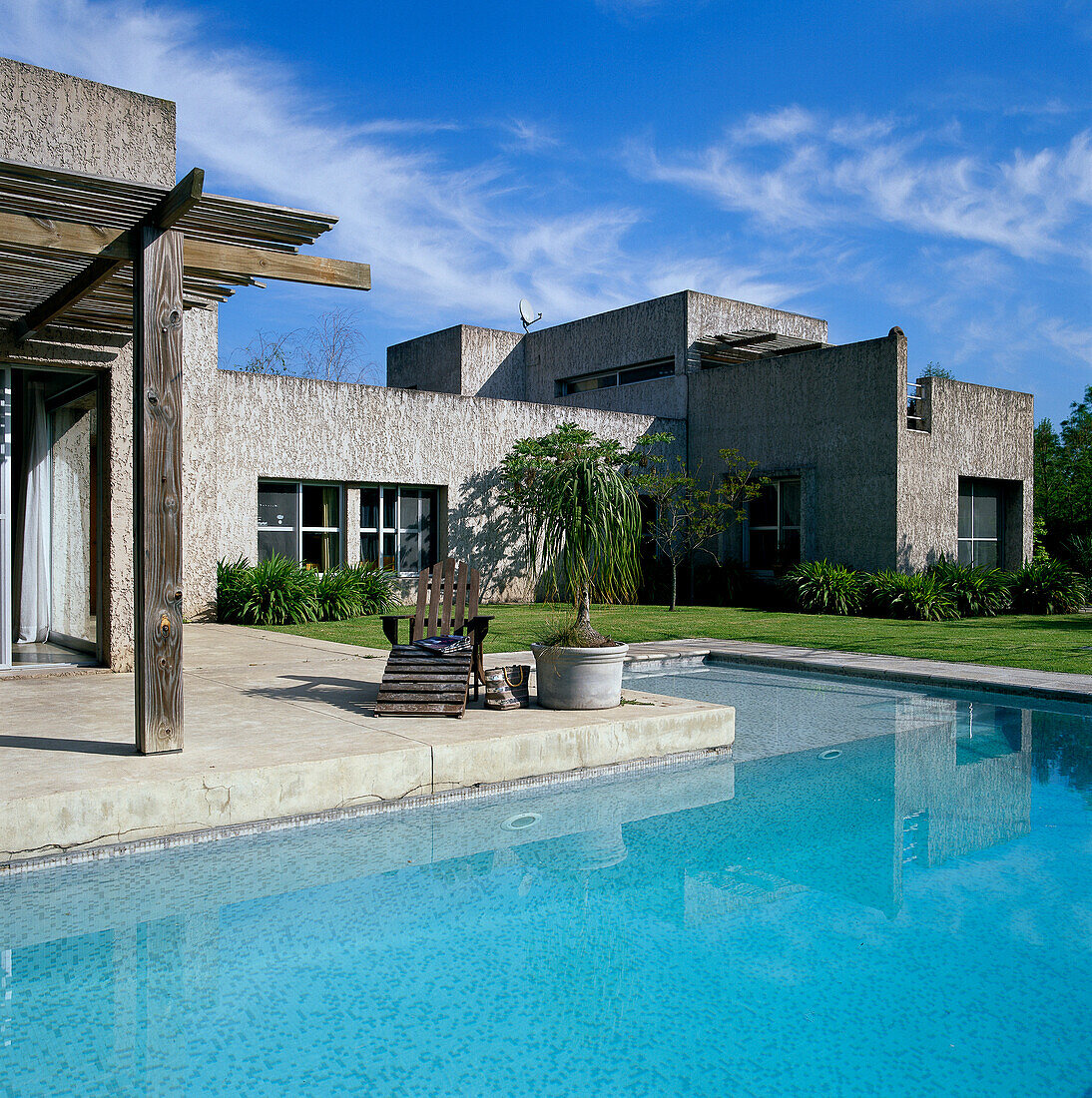 Fassade eines Gebäudes aus strukturiertem Beton mit Swimming Pool