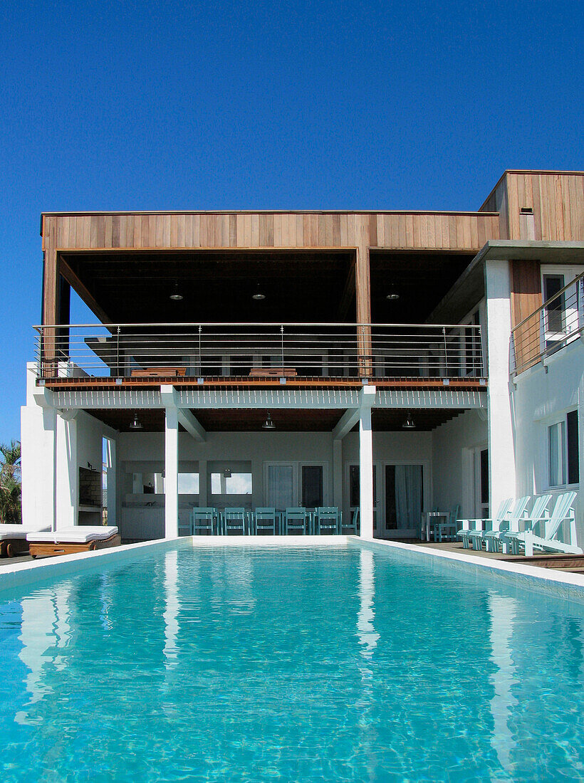 Außenansicht eines Ferienhauses mit Swimming Pool und Balkonterrasse