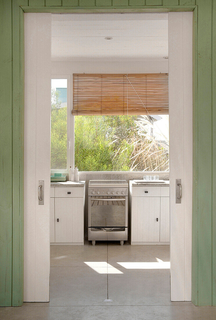 Küche mit grüner Granitarbeitsplatte und Holzschiebetüren an der Wand