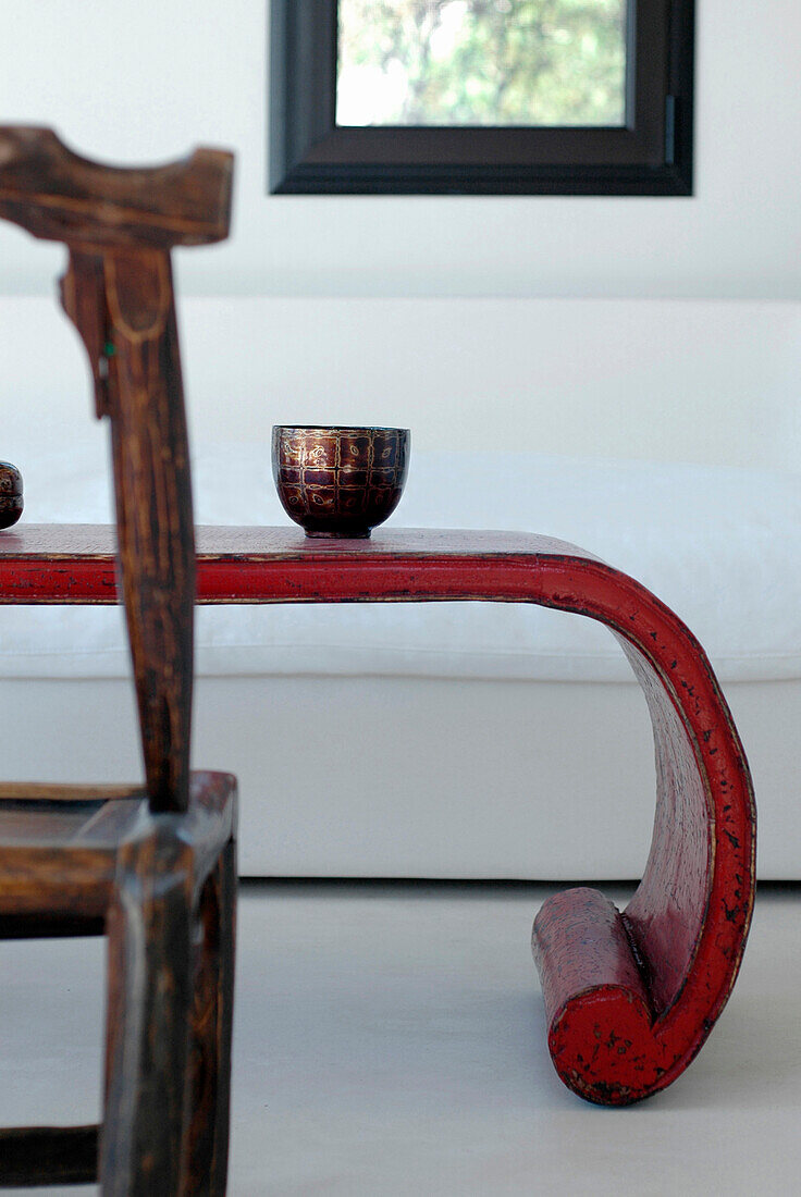 Curved lacquered table with gilded Oriental bowl