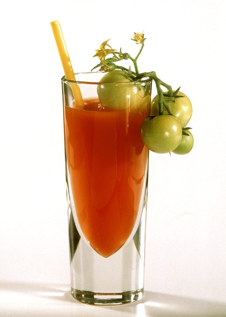 Bloody Mary im Glas mit Strohhalm & grünen Tomaten garniert