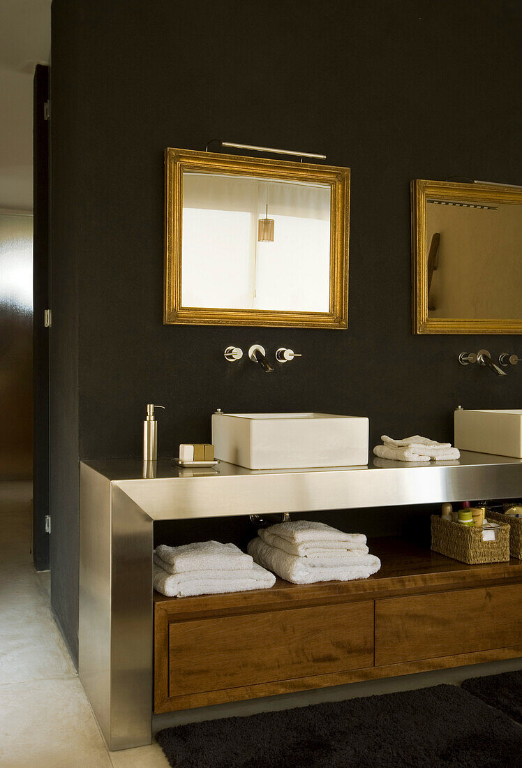 Schwarzes Bad mit Ablage unter dem Waschbecken und vergoldeten Spiegeln