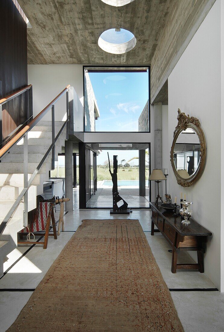 Eingangshalle in einem modernen Luxusbauernhaus in Uruguay