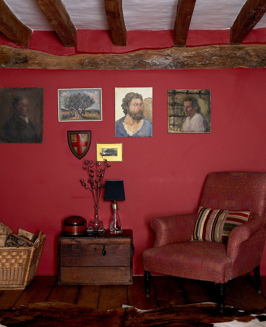 Balkendecke und dunkelrote Wände in einem Wohnzimmer in Oxfordshire aus dem 17. Jh.