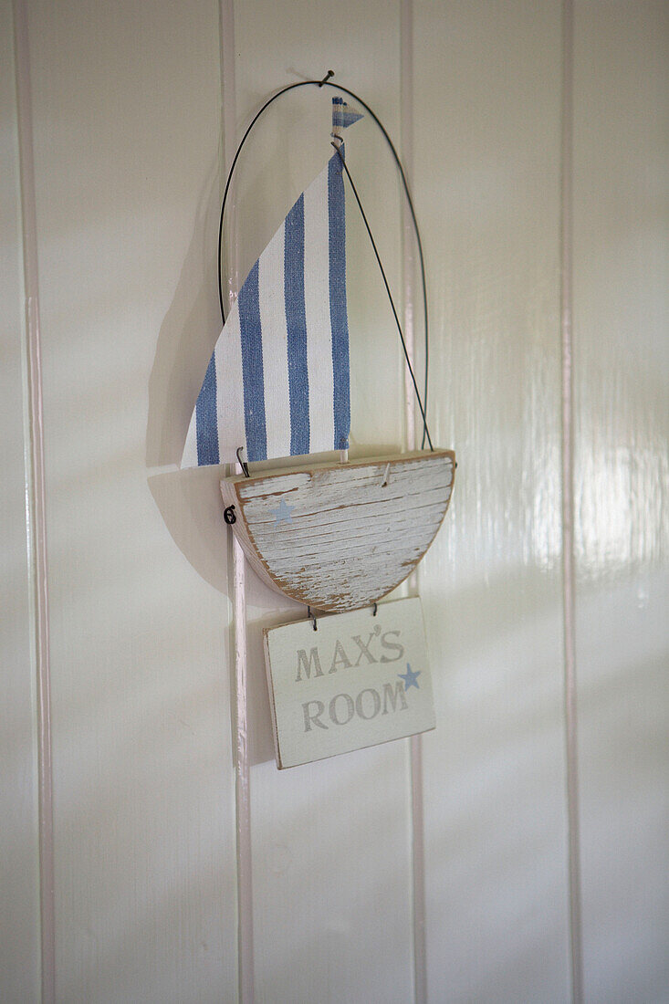 Getäfelte Tür eines Jungenzimmers mit Boot und Namensschild