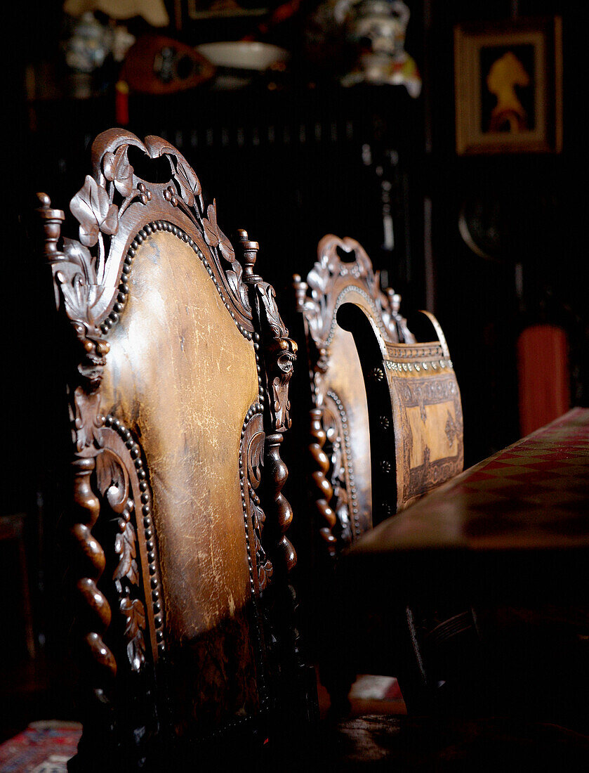 Geschnitzte Stuhllehnen am Esstisch eines unter Denkmalschutz stehenden elisabethanischen Herrenhauses in Kent