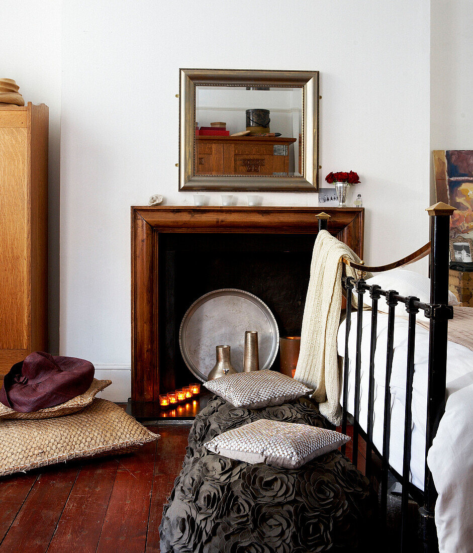 Spiegel über dem Kamin im Hauptschlafzimmer eines denkmalgeschützten georgianischen Stadthauses in London (Grade II)