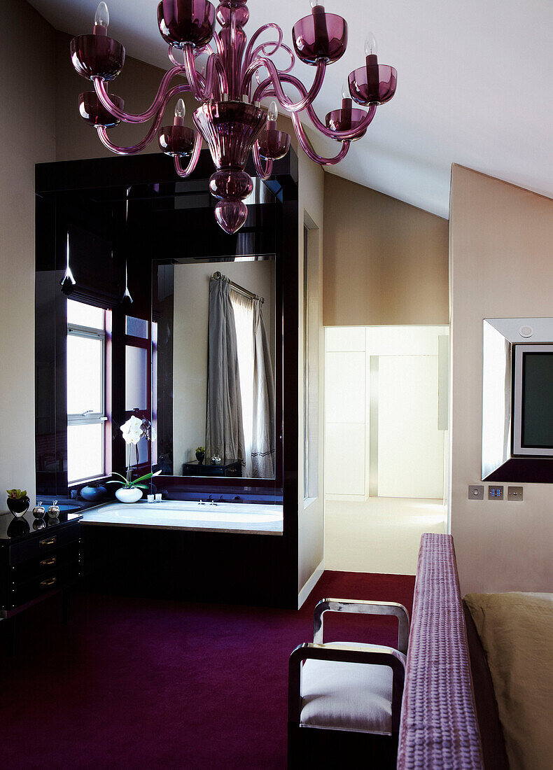 Luxuriöses Badezimmer mit cremefarbenen Wänden und fuszierendem Teppich