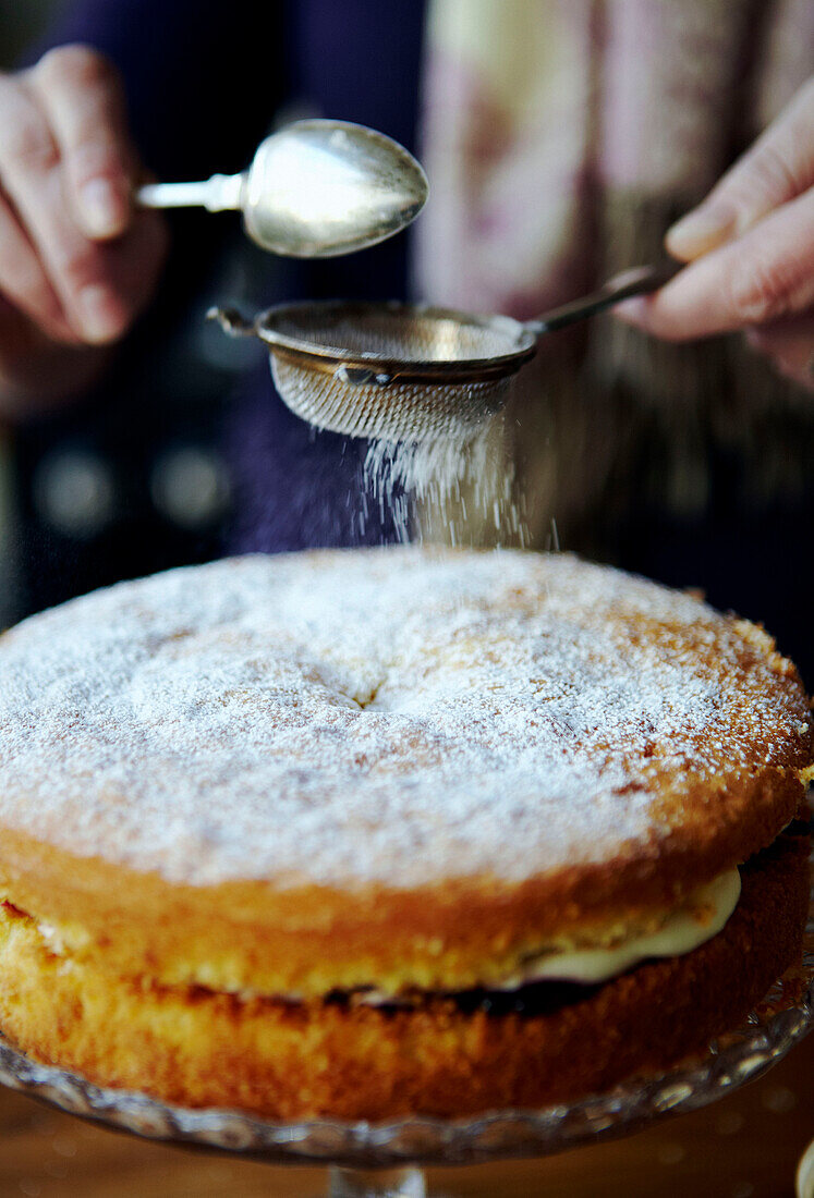 Puderzucker auf einem Biskuitkuchen