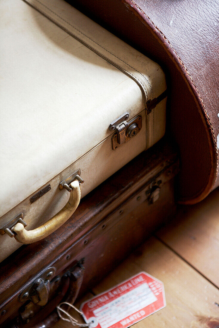 Vintage-Koffer in einer georgianischen Terrasse aus dem 18. Jahrhundert in Hampstead, London