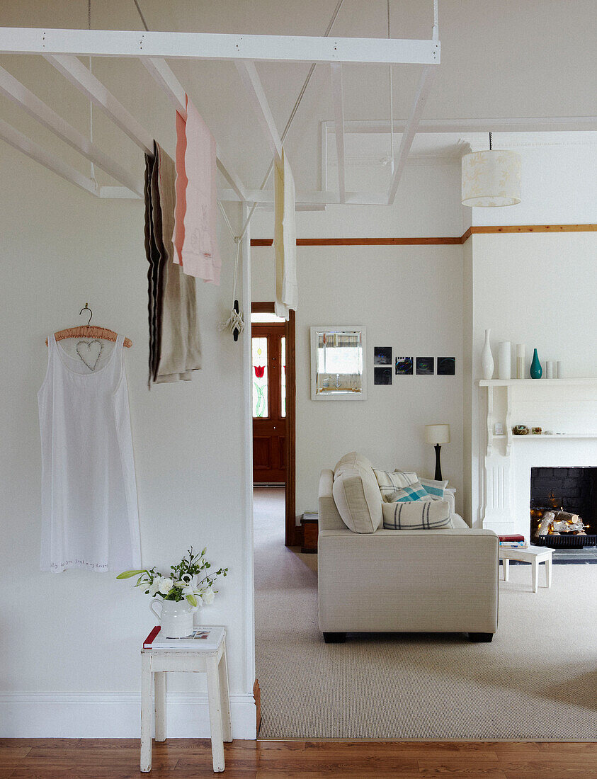 Wäschekorb und Mieder auf Kleiderbügel in einem Haus in Wairarapa auf der Nordinsel Neuseelands