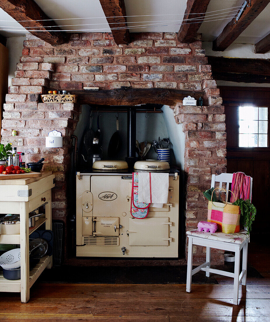 Backofen im gemauerten Kamin eines Cottages in Devon mit Balkendecke