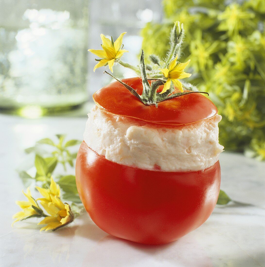Tomate mit Lachscremefüllung