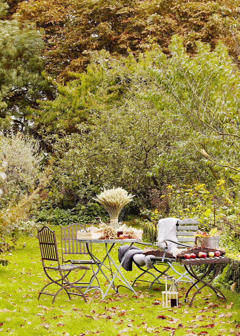 Gartenmöbel und gefallenes Laub in Essex, England, UK