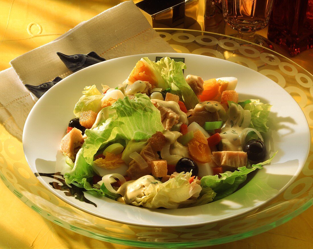 Batavia-Thunfisch-Salat mit Oliven, Eiern & Croûtons