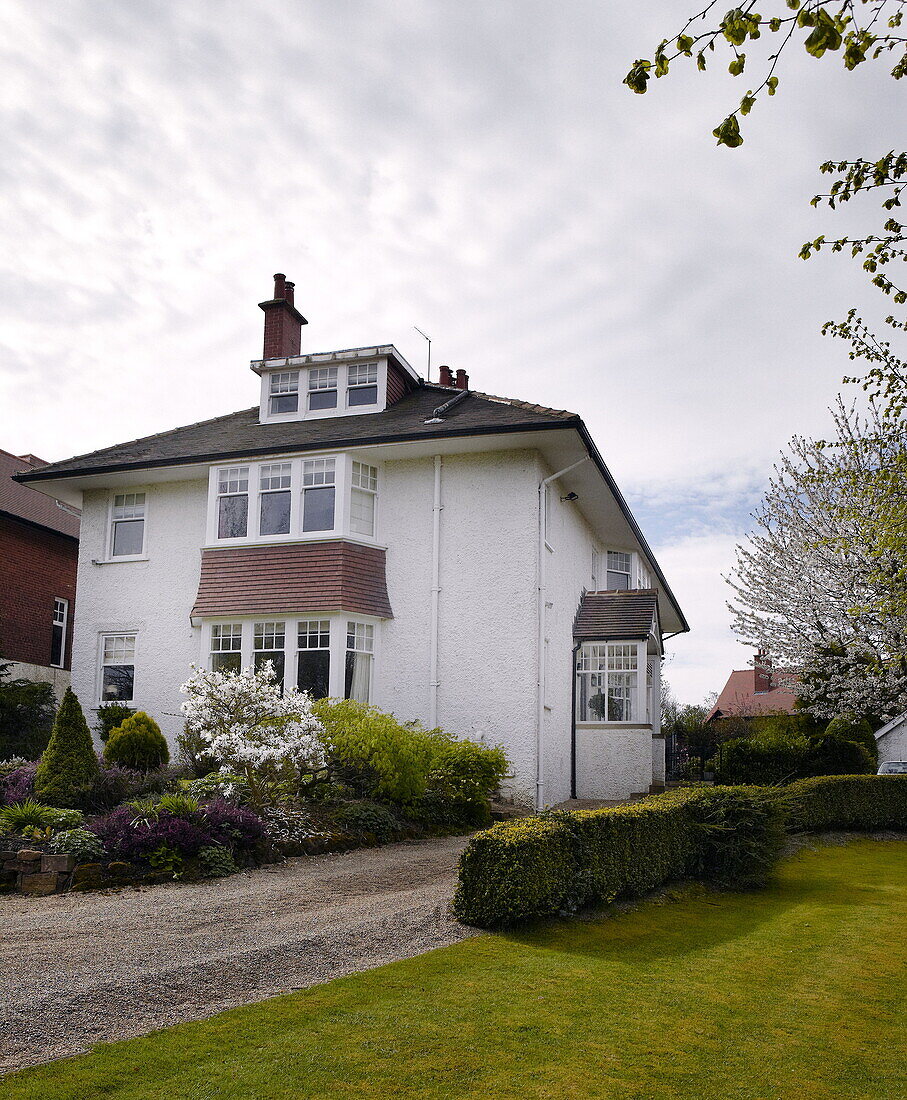 Kieszufahrt zu einem weißen Einfamilienhaus in Harrogate Yorkshire England UK