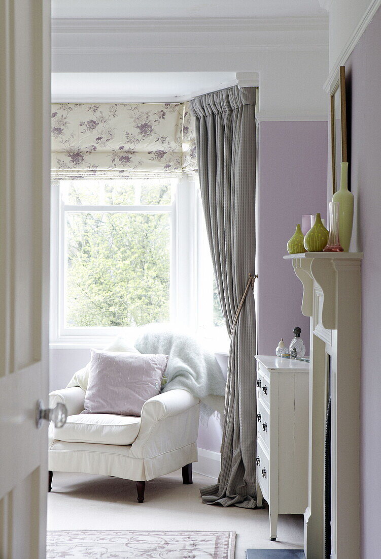 Sessel am Fenster eines Schlafzimmers in einem Haus in Harrogate, Yorkshire, England UK