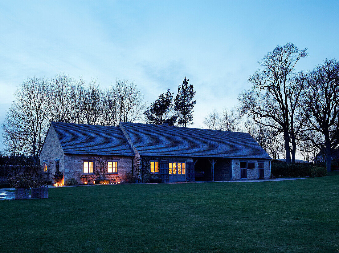 Beleuchtetes Bauernhaus in Oxfordshire im Winter, England, UK