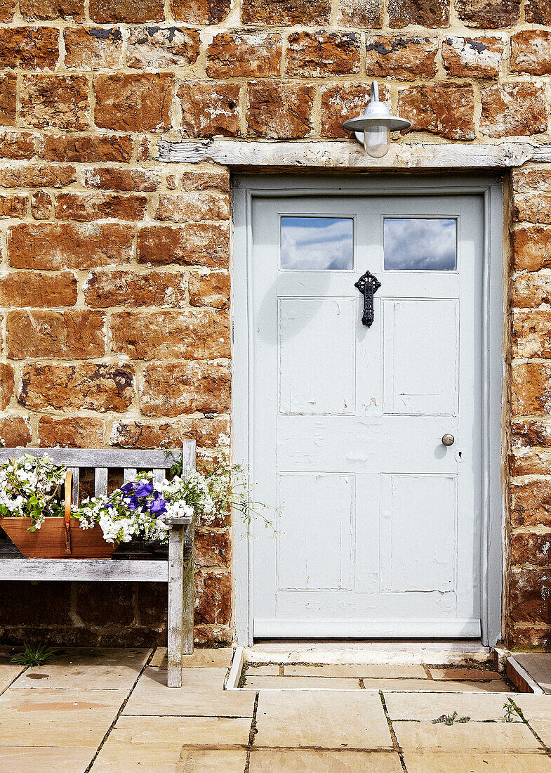 Graue Eingangstür eines Steinhauses in Oxfordshire, England, UK