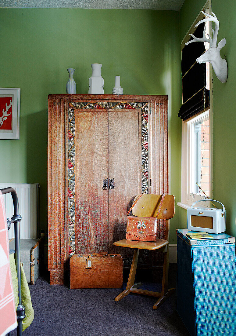 Vintage-Handtasche auf einem Stuhl mit Kleiderschrank im Schlafzimmer eines Einfamilienhauses in Margate Kent England UK