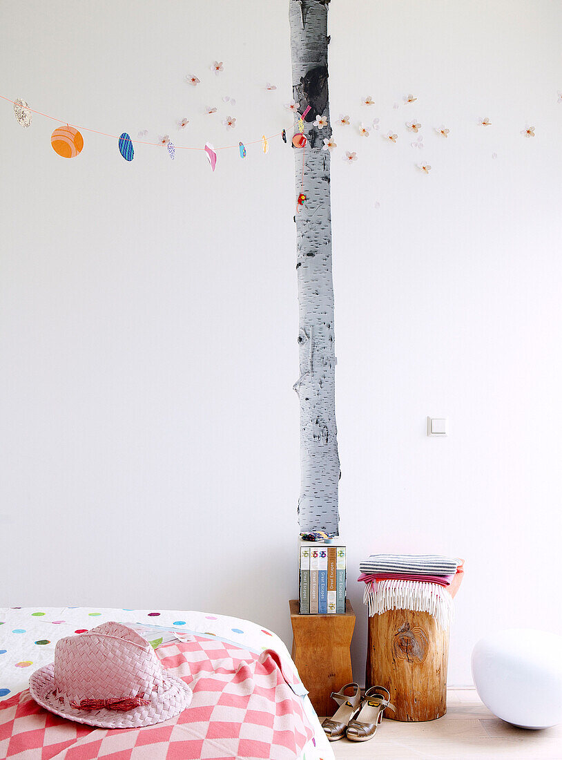 Treetrunk and wall decoration in Mattenbiesstraat family home, Netherlands