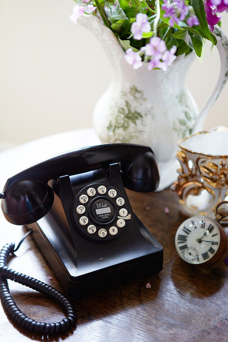 Vintage-Telefon mit Blumenkübel und Stoppuhr in einem Landhaus in Oxfordshire, England UK